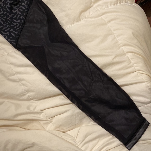 Lululemon Black Printed Mesh Back Leggings with Unique Print Size 4 - Picture 4 of 6